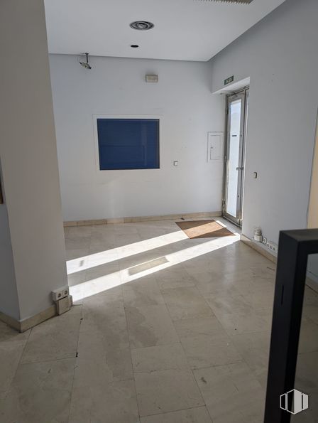 Retail for rent at Calle Canillas, 99, Chamartín, Madrid, 28002 with window, window blind, flooring, floor, ceiling, interior design, composite material, room, tile flooring and hall around