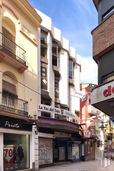 Retail for sale at Calle San Francisco, 21, Talavera de la Reina, Toledo, 45600 with window, building, cloud, sky, neighbourhood, condominium, material property, city, commercial building and real estate around