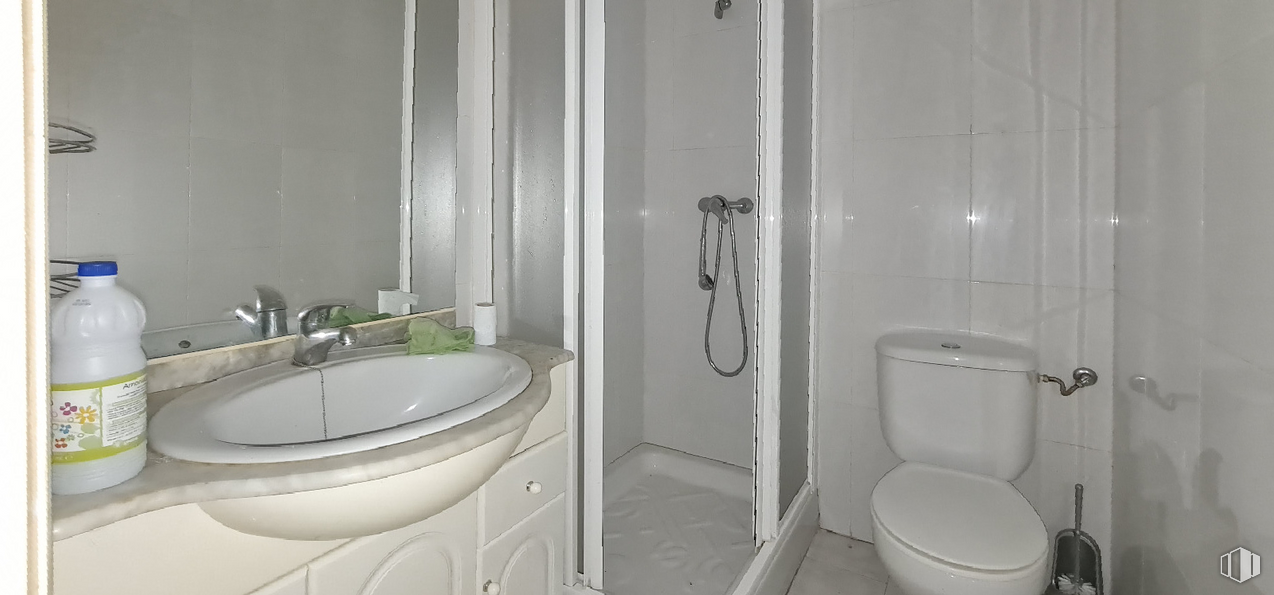 Retail for sale & for rent at Zona Río Alberche, Hormigos, Toledo, 45919 with toilet, sink, bottle, tap, plumbing fixture, bathroom sink, bathroom cabinet, white, building and bathroom around