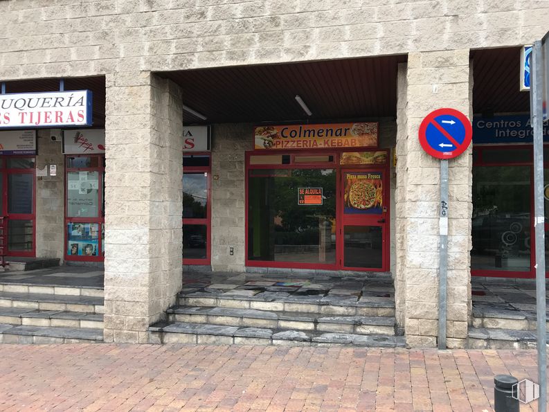 Local en alquiler y venta en Calle Real, 39, Colmenar Viejo, Madrid, 28770 con puerta, accesorio, edificio, ladrillo, fuente, gas, fachada, material de construcción, ciudad y carretera alrededor