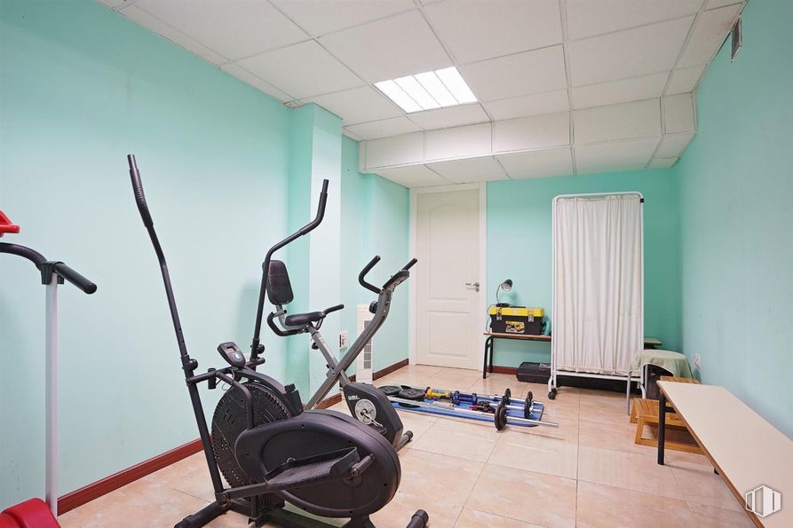 Retail for sale at Calle Caramuel, La Latina, Madrid, 28011 with stationary bicycle, elliptical trainer, interior design, building, flooring, floor, exercise machine, gym, exercise and room around