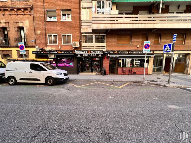 Retail for sale at Calle Juan Duque, Arganzuela, Madrid, 28005 with van, building, car, wheel, tire, window, vehicle, infrastructure, motor vehicle and asphalt around