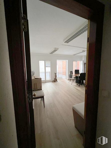 Oficina en alquiler en Calle Nuncio, Leganés, Madrid, 28912 con espejo, edificio, accesorio, madera, pavimentos, piso, madera, sombra, pasillo y silla alrededor