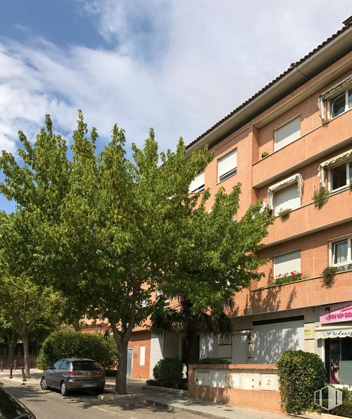 Local en venta en Calle de los Mártires, Boadilla del Monte, Madrid, 28660 con coche, edificio, planta, ventana, nube, cielo, propiedad, diseño urbano, vehículo y árbol alrededor