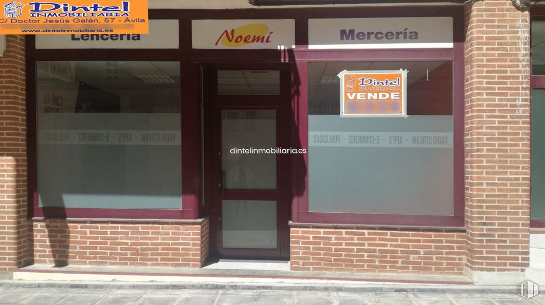 Retail for sale at Avenida Juventud, Ávila, 05003 with door, property, fixture, font, brickwork, rectangle, facade, brick, real estate and building material around