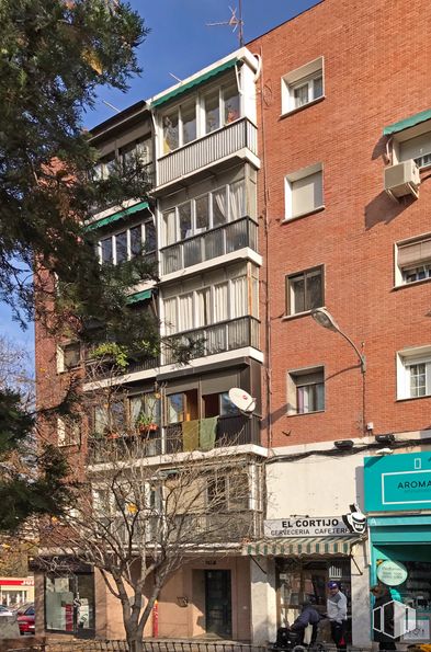 Local en alquiler en Calle Ginzo de limia, 42, Fuencarral - El Pardo, Madrid, 28029 con persona, edificio, propiedad, ventana, cielo, infraestructura, bloque de pisos, diseño urbano, condominio y árbol alrededor