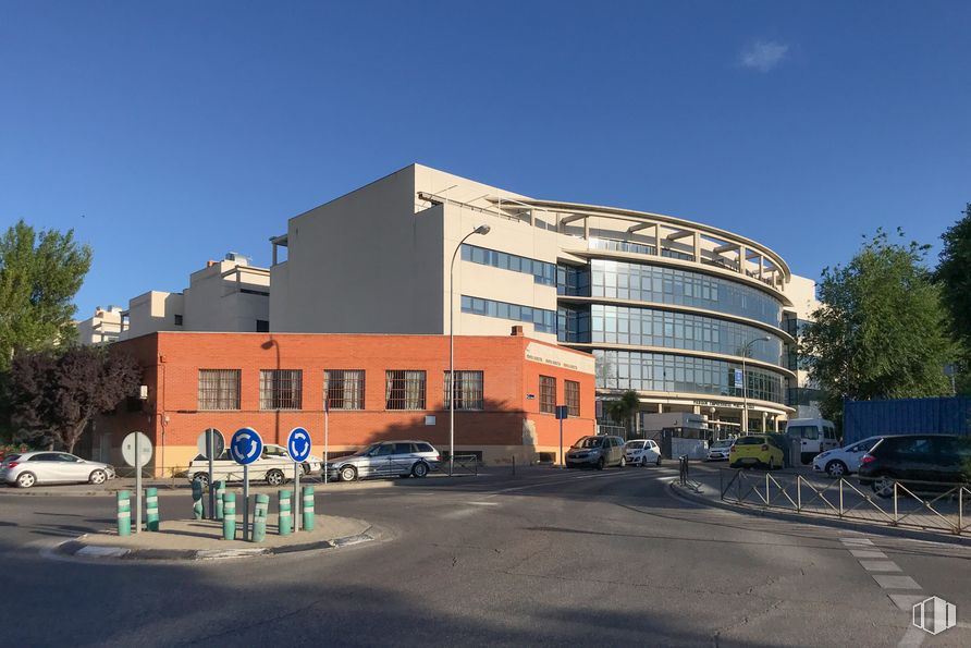 Local en alquiler en Edificio 2 (24-A), Calle Casas Miravete, 22-24, Villa de Vallecas, Madrid, 28031 con edificio, coche, cielo, rueda, neumático, ventana, árbol, diseño urbano, vehículo y condominio alrededor