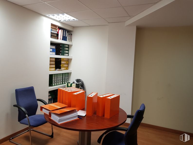 Office for sale at Calle Ricardo Ortiz, Ciudad Lineal, Madrid, 28017 with chair, table, bookcase, furniture, property, shelf, shelving, office chair, interior design and wall around