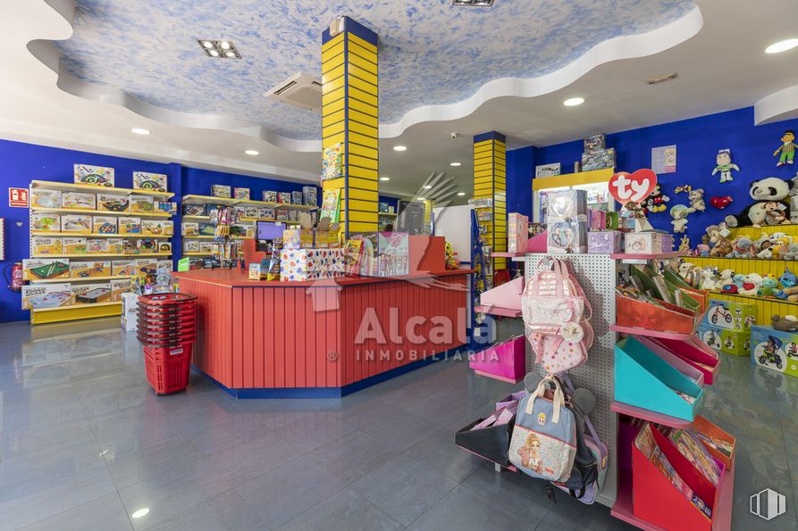 Retail for sale at Zona Centro, Alcalá de Henares, Madrid, 28805 with bag, furniture, luggage & bags, product, shelf, building, retail, customer, publication and leisure around