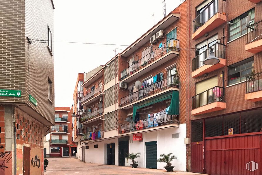 Local en alquiler en Calle de Costanilla de los Ciegos, 3, Alcobendas, Madrid, 28100 con ventana, edificio, propiedad, cielo, planta, diseño urbano, zona residencial, pared, barrio y mañana alrededor