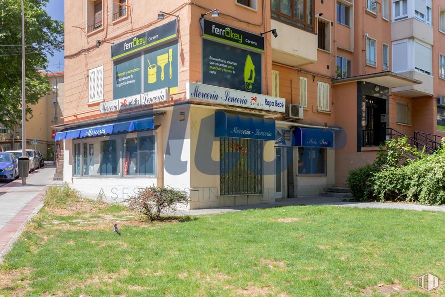 Local en venta en Zona Avenida San Luís, Hortaleza, Madrid, 28033 con edificio, planta, propiedad, ventana, diseño urbano, barrio, inmobiliario, árbol, condominio y fachada alrededor