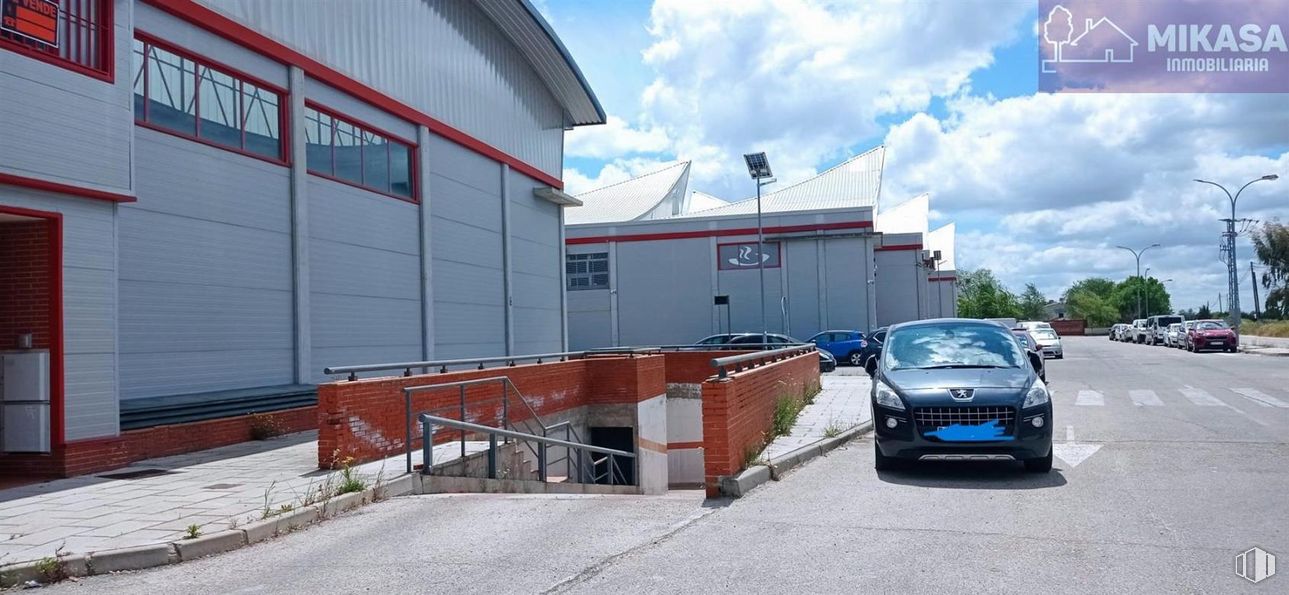 Industrial for sale at Polígono Las Cubiertas, Griñón, Madrid, 28971 with car, window, cloud, sky, land vehicle, vehicle, tire, wheel, automotive lighting and hood around