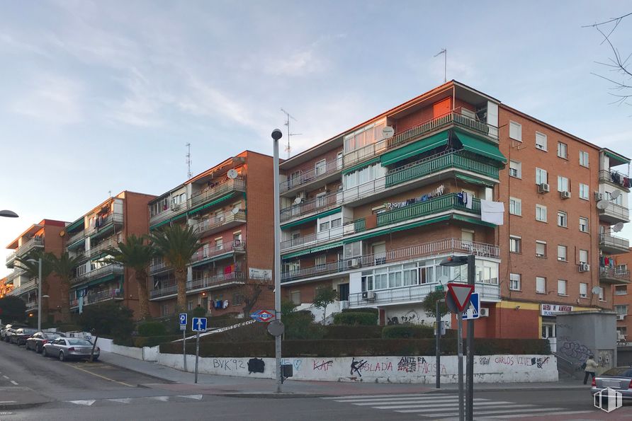 Local en alquiler y venta en Calle Doctor Morcillo, 1, Coslada, Madrid, 28820 con edificio, cielo, nube, coche, infraestructura, ventana, árbol, rueda, luz de la calle y bloque de torre alrededor