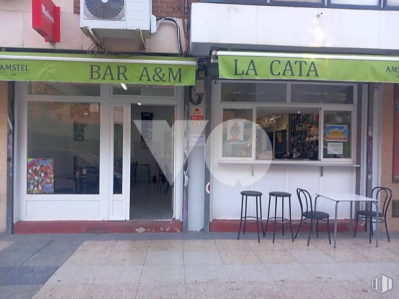 Retail for sale & for rent at Calle José Arcones Gil, Ciudad Lineal, Madrid, 28017 with chair, stool, table, building, door, facade, awning, window, gas and font around