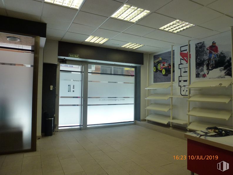 Retail for rent at Calle Del Roble, 11, Segovia, 40002 with refrigerator, cabinetry, furniture, building, flooring, fixture, floor, glass, ceiling and facade around