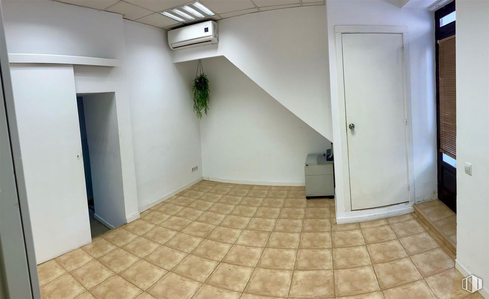 Local en alquiler en Calle San Roque, Navalcarnero, Madrid, 28600 con puerta, lámpara, accesorio, suelos, suelo, madera, hall, propiedad material, techo y suelo de baldosas alrededor