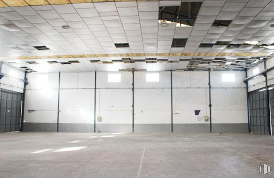 Industrial for sale at Camino del Charco, Cobeja, Toledo, 45291 with building, fixture, hall, interior design, floor, flooring, ceiling, real estate, city and parking around