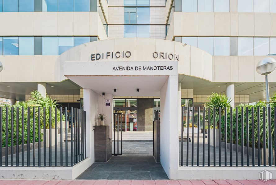 Oficina en alquiler en Edificio Orión, Avenida Manoteras, 26, Hortaleza, Madrid, 28050 con planta, arquitectura, línea, edificio, fachada, bienes raíces, valla, puerta, ventana y ciudad alrededor