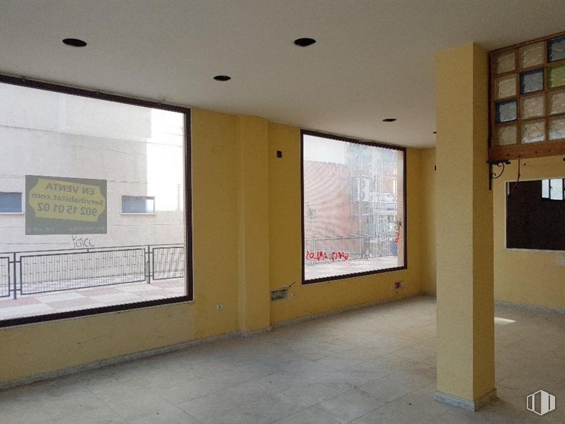 Retail for sale & for rent at Zona Reyes Católicos, Cuenca, 16004 with window, property, building, fixture, interior design, floor, flooring, ceiling, glass and facade around