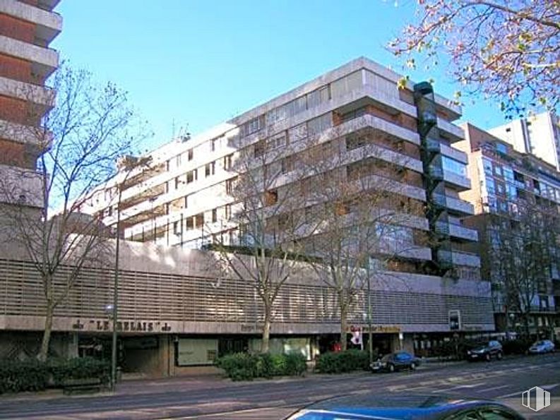 Local en alquiler en Calle Juan Ramón Jiménez, 8, Chamartín, Madrid, 28036 con edificio, cielo, día, propiedad, planta, ventana, infraestructura, rueda, neumático y árbol alrededor