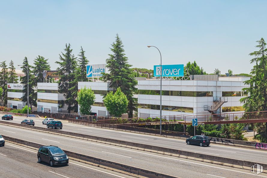 Oficina en alquiler en Edificio D, Calle Ochandiano, 12, Moncloa - Aravaca, Madrid, 28023 con vehículo de juguete, coche, cielo, rueda, edificio, vehículo, neumático, planta, luz de la calle y árbol alrededor