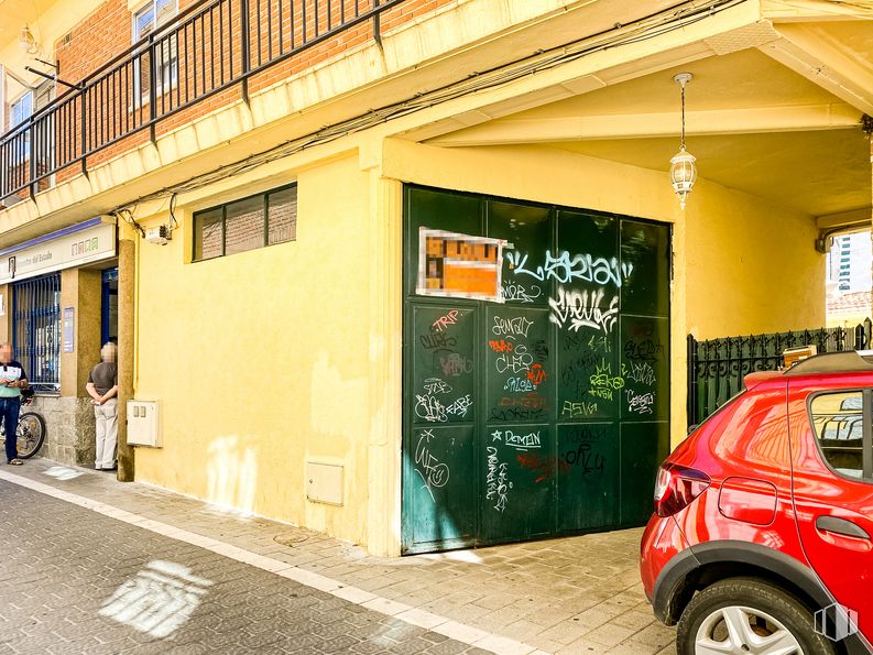 Local en alquiler en Calle Escuadra, 17, Moralzarzal, Madrid, 28411 con rueda, coche, persona, neumático, vehículo, ventana, neumático automotriz, amarillo, puerta y edificio alrededor