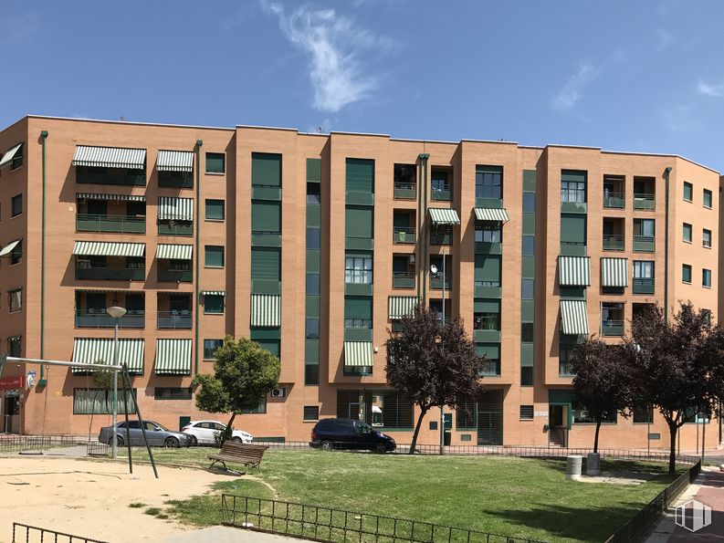 Local en venta en Calle Fuente Nueva, 1, Parla, Madrid, 28980 con edificio, nube, cielo, ventana, planta, árbol, bloque de torre, condominio, diseño urbano y barrio alrededor