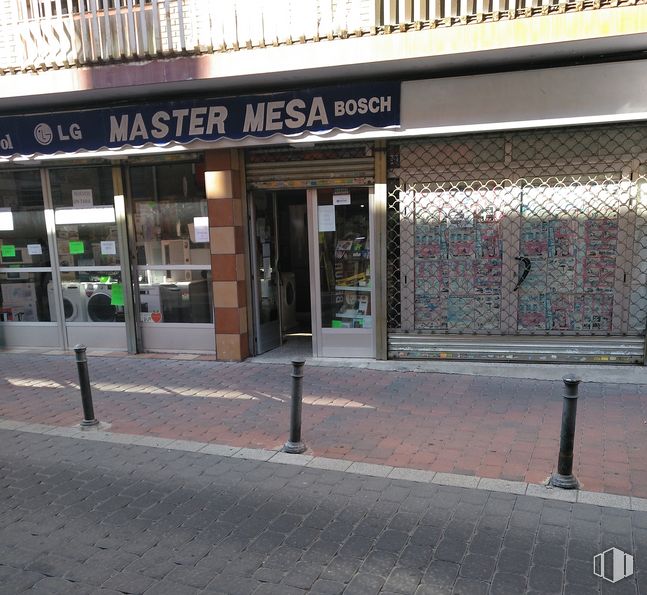 Retail for sale at Calle Sierra Gador, 21, Villa de Vallecas, Madrid, 28031 with fixture, door, gas, facade, composite material, sidewalk, building, city, font and road surface around