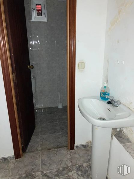 Local en alquiler en Calle Gomeznarro, Hortaleza, Madrid, 28043 con fregadero, productos envasados, grifo, propiedad, accesorios de fontanería, lavabo, cuarto de baño, accesorio, madera y fluido alrededor