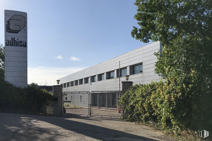 Industrial for sale at Zona industrial Las Nieves, Móstoles, Madrid, 28935 with building, plant, sky, tree, window, architecture, land lot, cloud, road surface and shade around