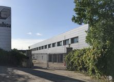 Industrial for sale at Zona industrial Las Nieves, Móstoles, Madrid, 28935 with building, plant, sky, tree, window, architecture, land lot, cloud, road surface and shade around