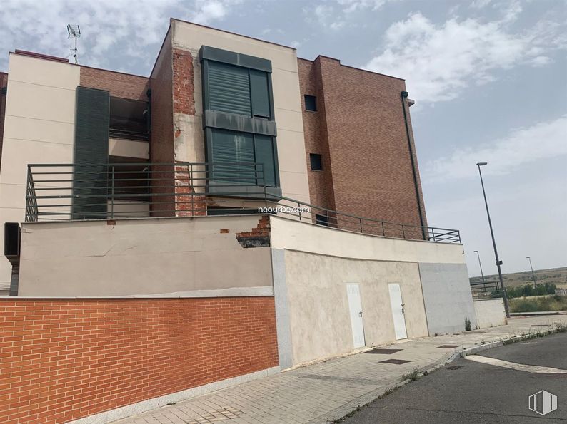 Local en venta en Calle Flor de Loto, Ávila, 05002 con ventana, nube, propiedad, cielo, edificio, madera, diseño urbano, ladrillo, albañilería y zona residencial alrededor