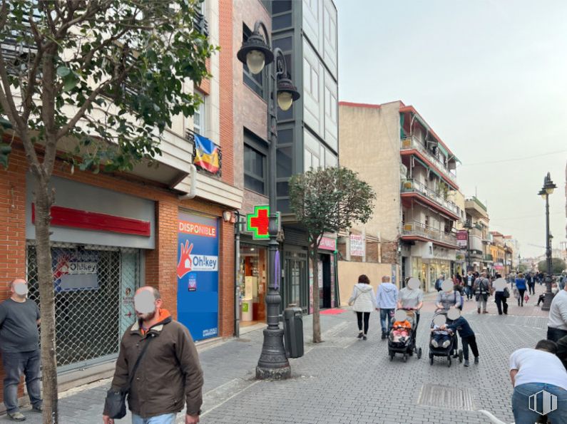 Local en alquiler y venta en Calle Madrid, Getafe, Madrid, 28901 con persona, parte superior, ropa, vaqueros, ropa de calle, chaqueta, superficie de la carretera, zona urbana, ciudad y ciudad alrededor