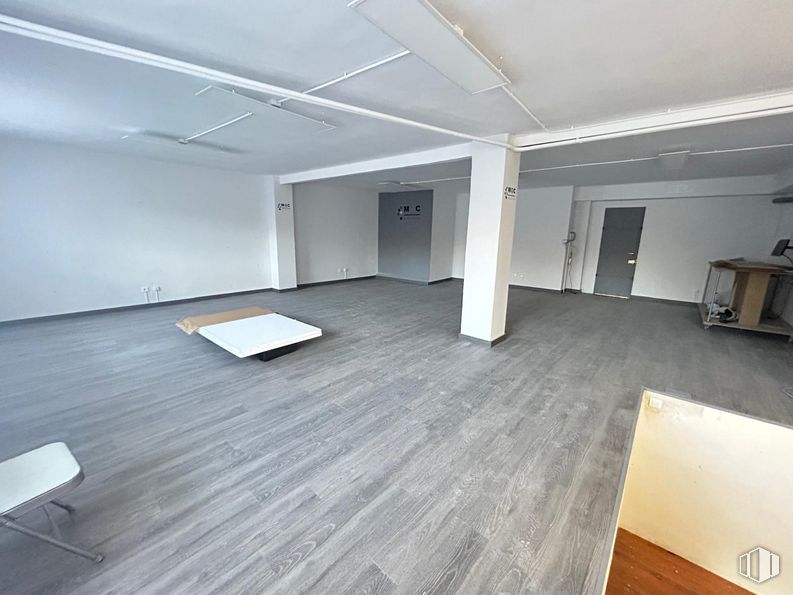 Retail for rent at Avenida Emperatriz Isabel, Carabanchel, Madrid, 28019 with light fixture, building, wood, fixture, hall, flooring, shade, floor, laminate flooring and hardwood around