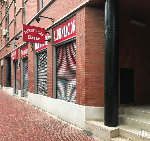 Local en alquiler en Avenida Badajoz, 56, Ciudad Lineal, Madrid, 28027 con persiana de la ventana, edificio, superficie de la carretera, ventana, albañilería, ladrillo, madera, material de construcción, acera y ciudad alrededor