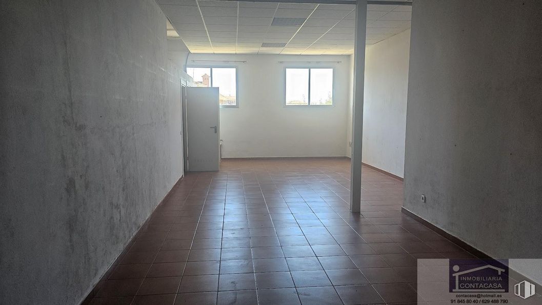 Retail for rent at Zona centro, Colmenar Viejo, Madrid, 28770 with window, door, property, fixture, building, wood, architecture, hall, flooring and floor around