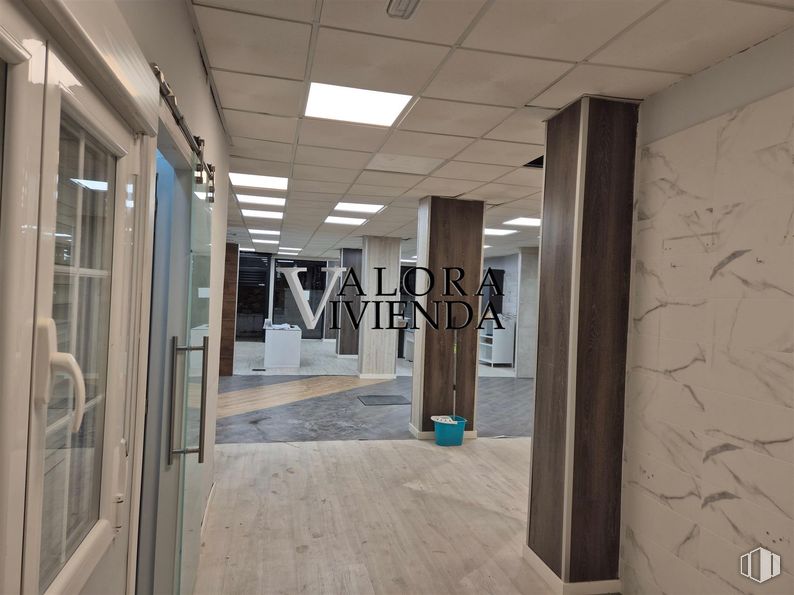 Retail for rent at Calle Sevilla, 1, Alcorcón, Madrid, 28922 with light fixture, lighting, flooring, floor, interior design, ceiling, glass, tile flooring, tile and transparency around