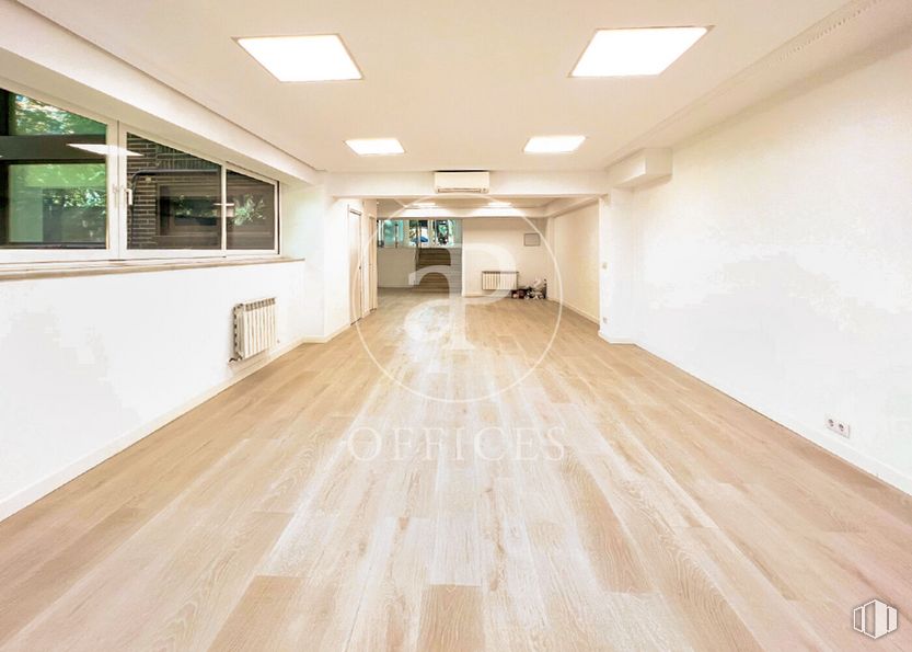 Office for rent at Torre del Retiro, Avenida Menéndez Pelayo, 67, Retiro, Madrid, 28009 with light fixture, lighting, window, fixture, wood, hall, floor, flooring, beige and wood stain around