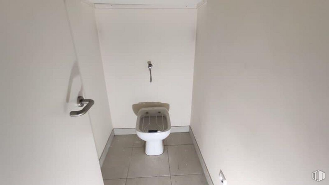 Retail for sale & for rent at Zona Comillas, Carabanchel, Madrid, 28019 with toilet, plumbing fixture, fixture, toilet seat, bathroom, wood, flooring, floor, plumbing and composite material around