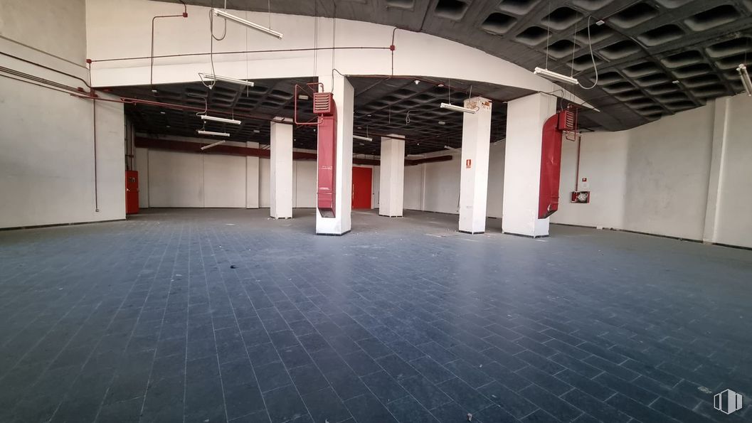 Nave en alquiler y venta en Edificio Indubuilding Goico, Calle Tomás Redondo, 2, Hortaleza, Madrid, 28033 con suelo, piso, pasillo, aparcamiento, techo, ciudad, hormigón, espacio, estacionamiento y columna alrededor