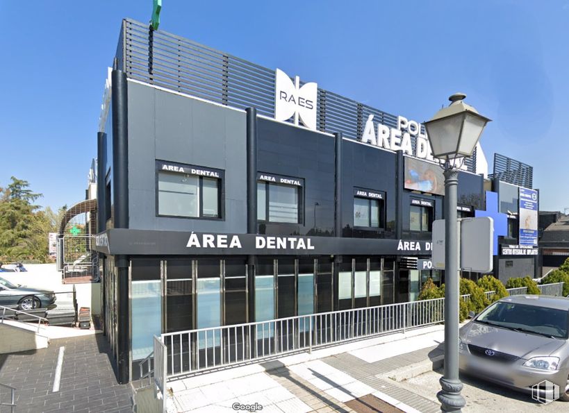 Local en venta en Avenida Manuel Gutiérrez Mellado, 7, Villaviciosa de Odón, Madrid, 28670 con coche, edificio comercial, vidrio, logotipo, sede, publicidad, aluminio, hotel, sede social y empresa alrededor