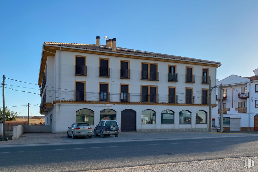 Retail for sale & for rent at Avenida Magallanes, 21, Santa Cruz de la Zarza, Toledo, 45370 with car, building, sky, window, wheel, vehicle, tire, facade, city and road around