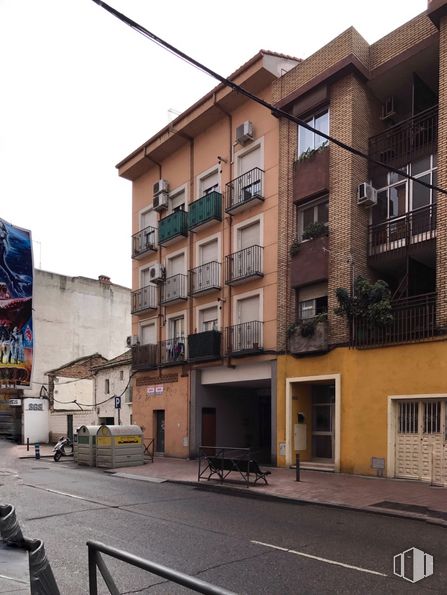 Retail for sale at Calle Olivares, Talavera de la Reina, Toledo, 45600 with building, sky, window, urban design, house, neighbourhood, residential area, real estate, road surface and city around