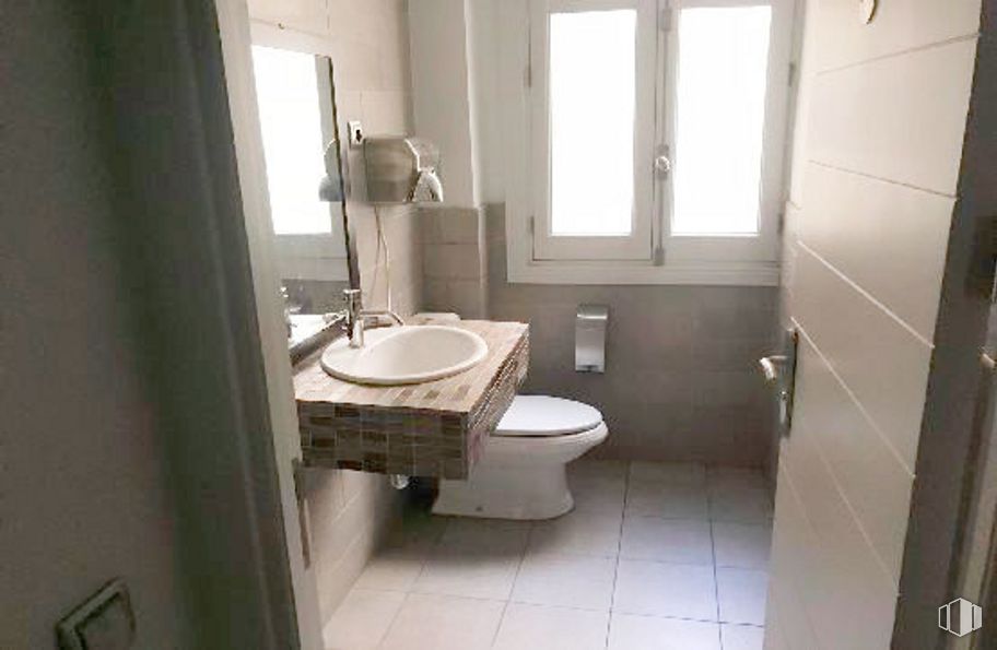 Retail for sale at Calle Alcalá Galiano, 3, Chamberí, Madrid, 28010 with toilet, sink, window, property, bathroom, bathroom sink, mirror, plumbing fixture, purple and interior design around