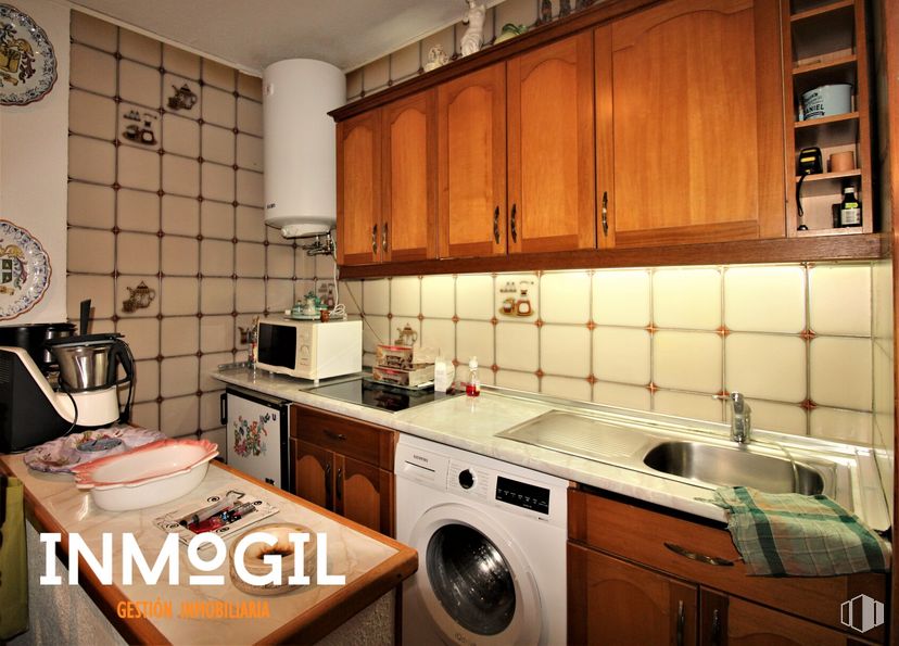 Local en venta en Travesía Santísimo, 2, Navacerrada, Madrid, 28491 con lavadora, ebanistería, horno microondas, vajilla, fregadero, encimera, marrón, propiedad, cocina y lavadero alrededor