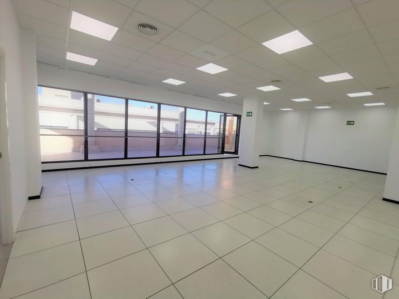 Office for rent at Edificio 1B (22-B), Polígono Industrial Vallecas, Villa de Vallecas, Madrid, 28031 with light fixture, lighting, floor, flooring, ceiling, interior design, composite material, glass, commercial building and tile flooring around