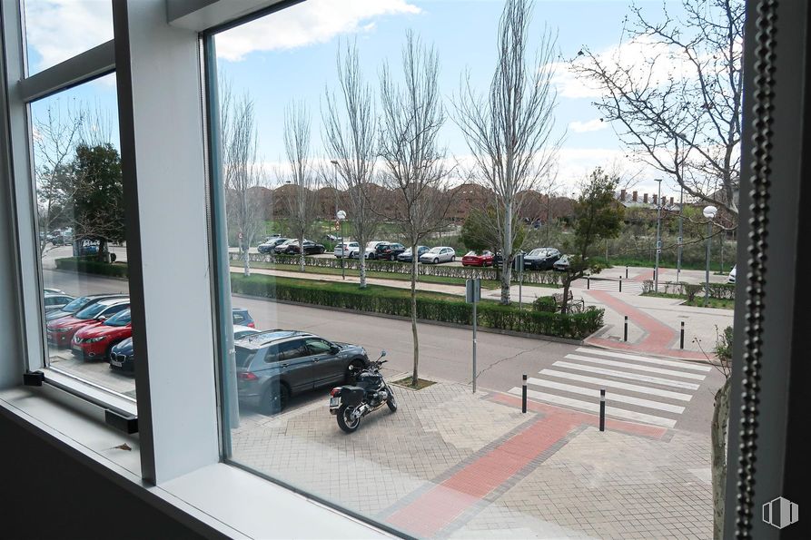 Oficina en alquiler y venta en Calle Chile, Las Rozas de Madrid, Madrid, 28290 con coche, motocicleta, rueda, neumático, vidrio, sombra, iluminación natural, transparencia, aluminio y sede alrededor