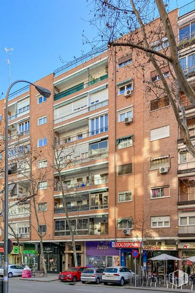 Local en alquiler y venta en Calle Clara del Rey, Chamartín, Madrid, 28002 con edificio, durante el día, cielo, propiedad, neumático, ventana, rueda, coche, vehículo y bloque de pisos alrededor