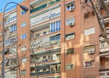 Local en alquiler y venta en Calle Clara del Rey, Chamartín, Madrid, 28002 con edificio, durante el día, cielo, propiedad, neumático, ventana, rueda, coche, vehículo y bloque de pisos alrededor