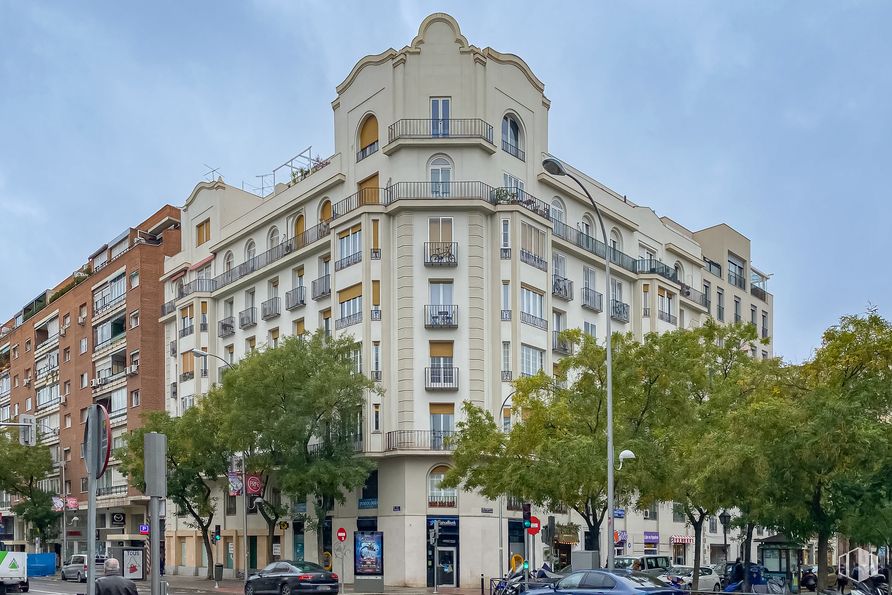 Local en alquiler en Calle Alcalde Sainz de Baranda, 16, Retiro, Madrid, 28009 con edificio, cielo, coche, rueda, durante el día, propiedad, nube, ventana, neumático y árbol alrededor